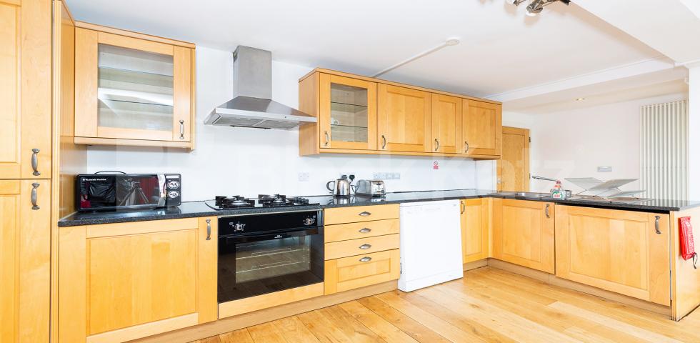 			LOCATION LOCATION LOCATION !!!, 2 Bedroom, 2 bath, 1 reception Apartment			 Farringdon Road EC1R, CLARKENWELL / FARRINGDON